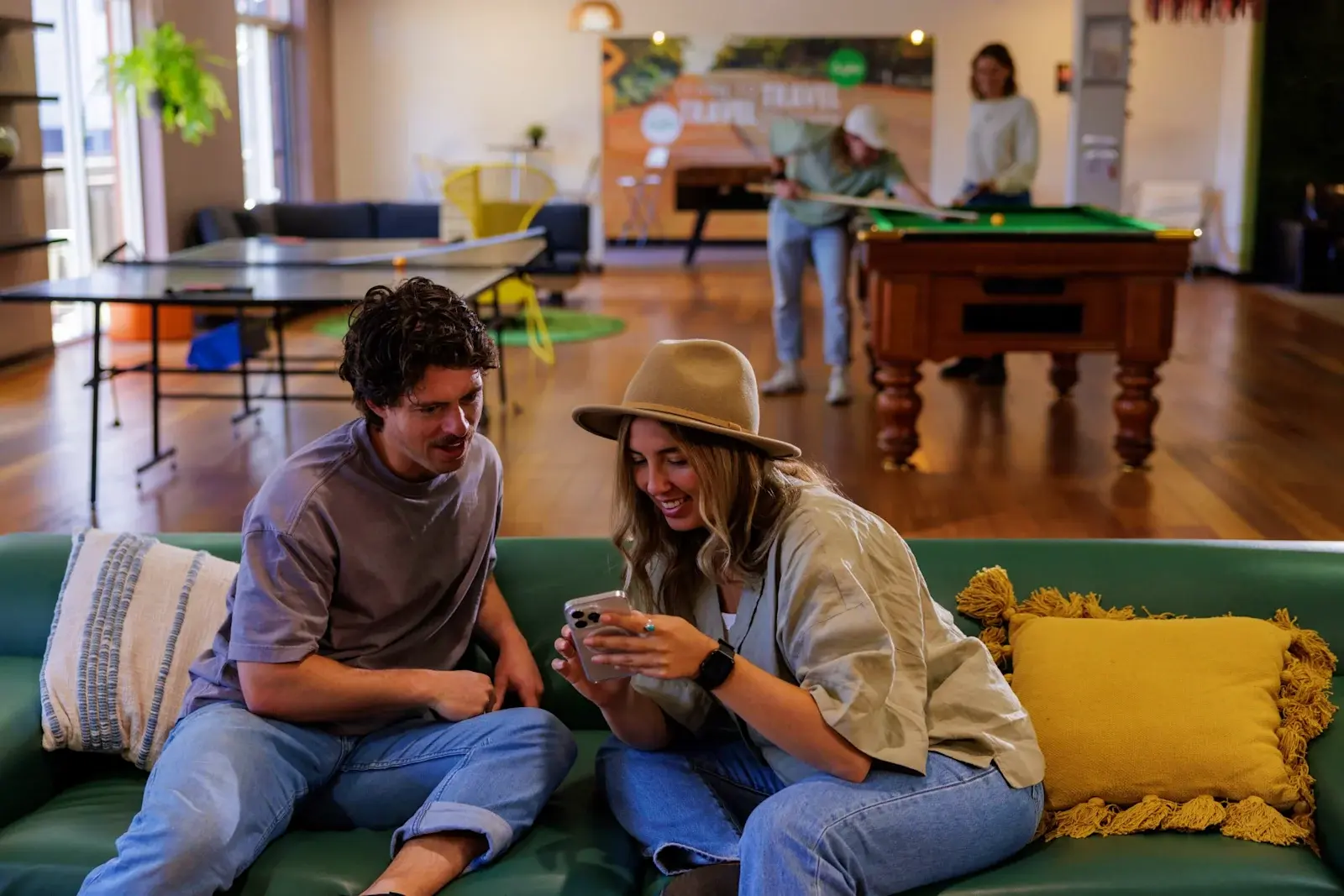 Rencontres entre voyageurs en auberge de jeunesse